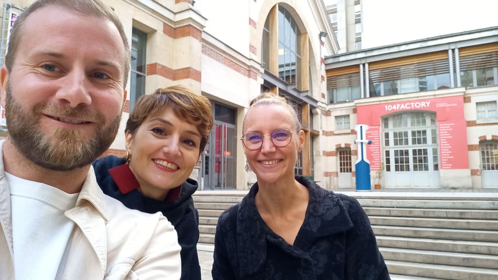 L'équipe fondatrice DANC·R devant 104factory au CENTQUATRE-Paris