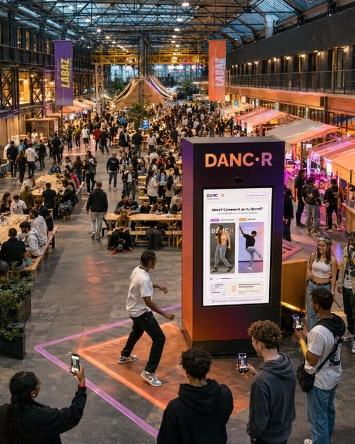 Le totem DANC·R et le public du festival LabaZ, à La Communale de Saint-Ouen